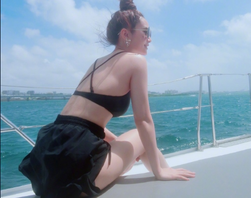 杨丞琳晒性感泳装照,摄影师拍的位置好刁钻,蹲下那一刻让人沸腾