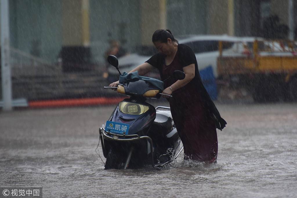 海南琼海出现强对流天气 发布雷雨大风黄色预警