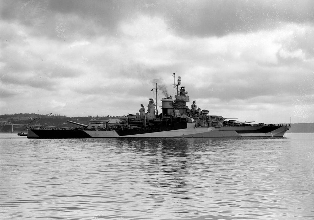 由于马里兰号停在俄克拉荷马号的内侧,所以没有受到鱼雷的袭击,但有两