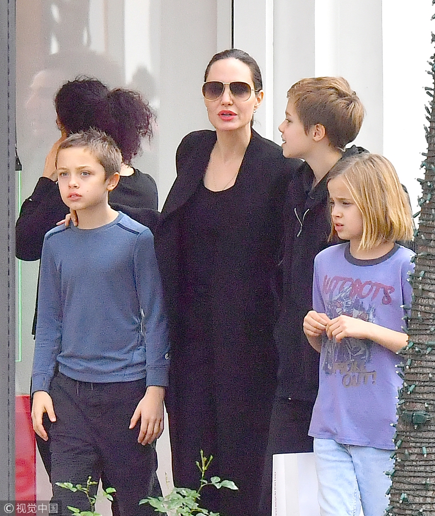 当地时间12月9日,安吉丽娜朱莉(angelina jolie)与儿女街头购物,她一