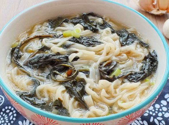美食:乡里人餐桌上的这碗芝麻叶面条,好吃又刮油