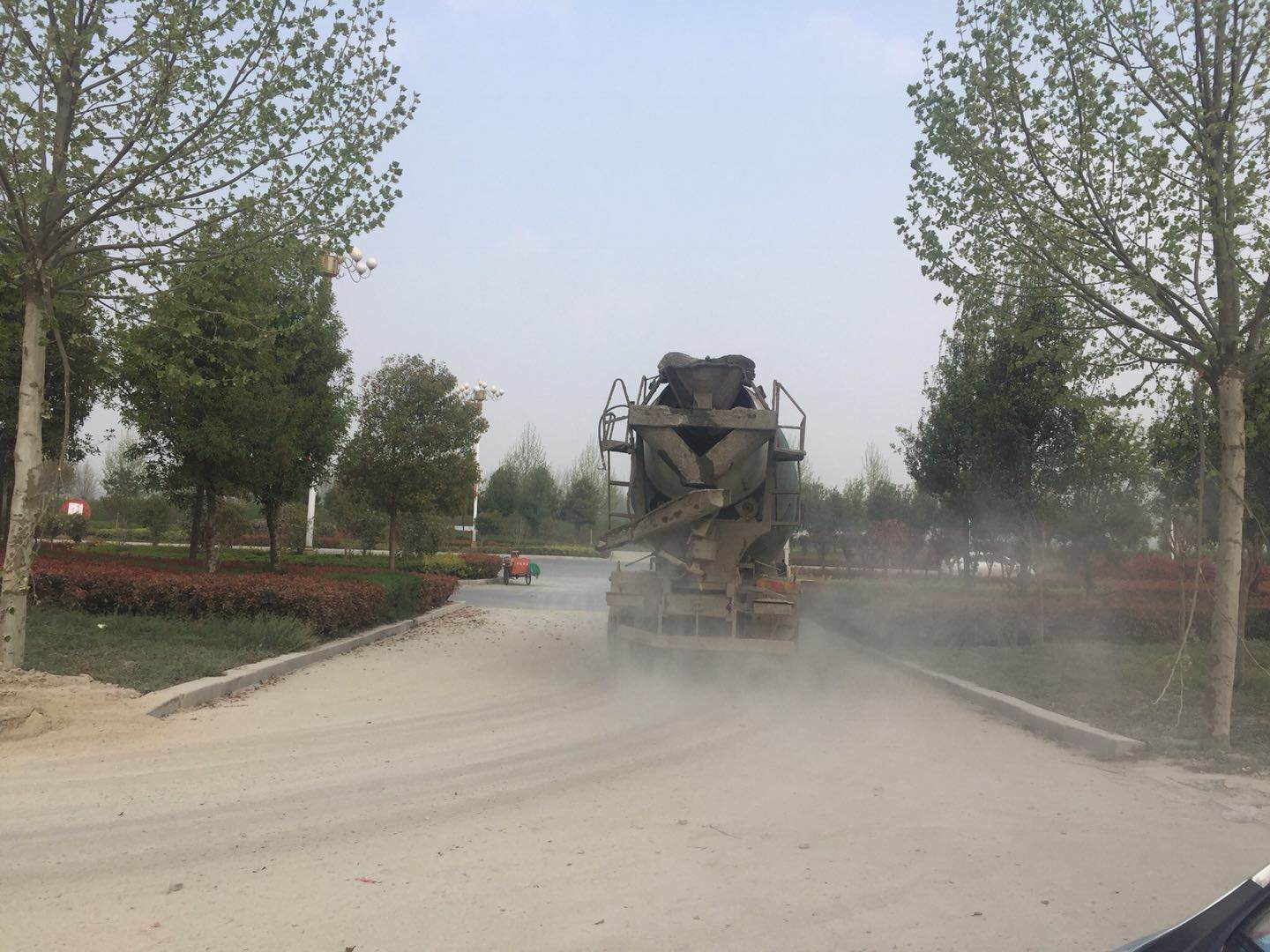 平舆建业工地商混车天天一路洒石子,愁坏环卫工