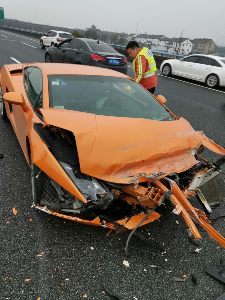雨天上高速不减速,300万兰博基尼撞成面目全非,车还是他借的!