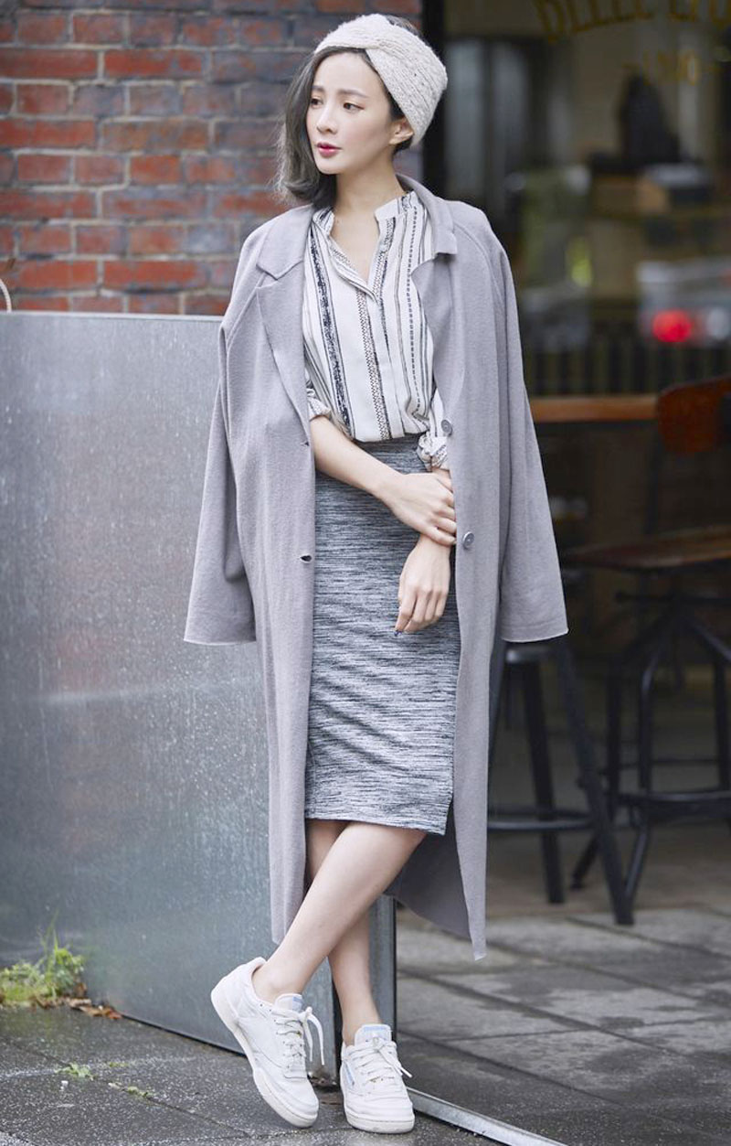 街拍:她穿着黑色长款短袖和蕾丝花边短裙,整体穿搭显得飘逸灵动