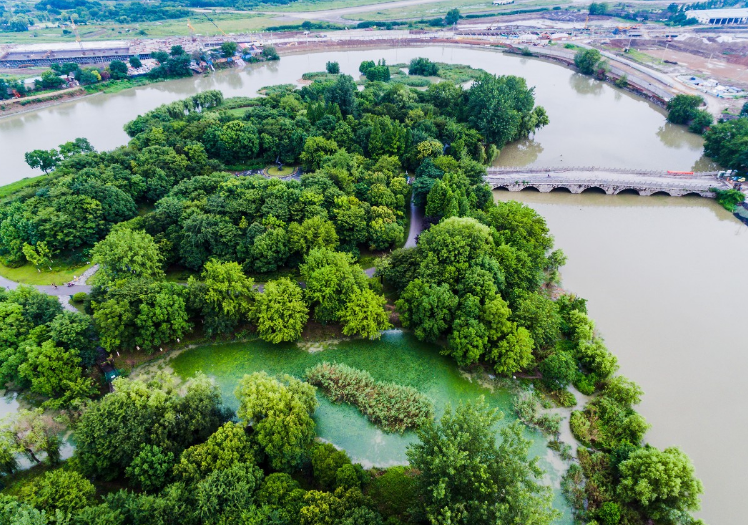 七桥瓮生态湿地公园免费对外开放,景区广阔,占地1000亩.
