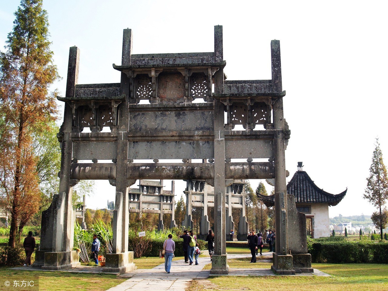 慈孝里坊,上面镌刻的是"御制","慈寺里",为旌表宋末处士鲍余岩,鲍寿逊