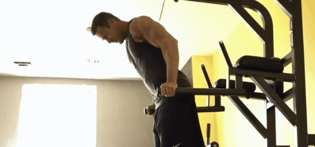 双杠屈臂撑是锻炼胸大肌和肱三头肌的一个王牌动作