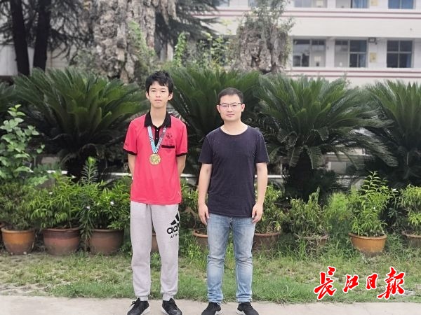 武汉"90后"教师3年带出世界奥数冠军,同事:发际线变化能看出他的努力