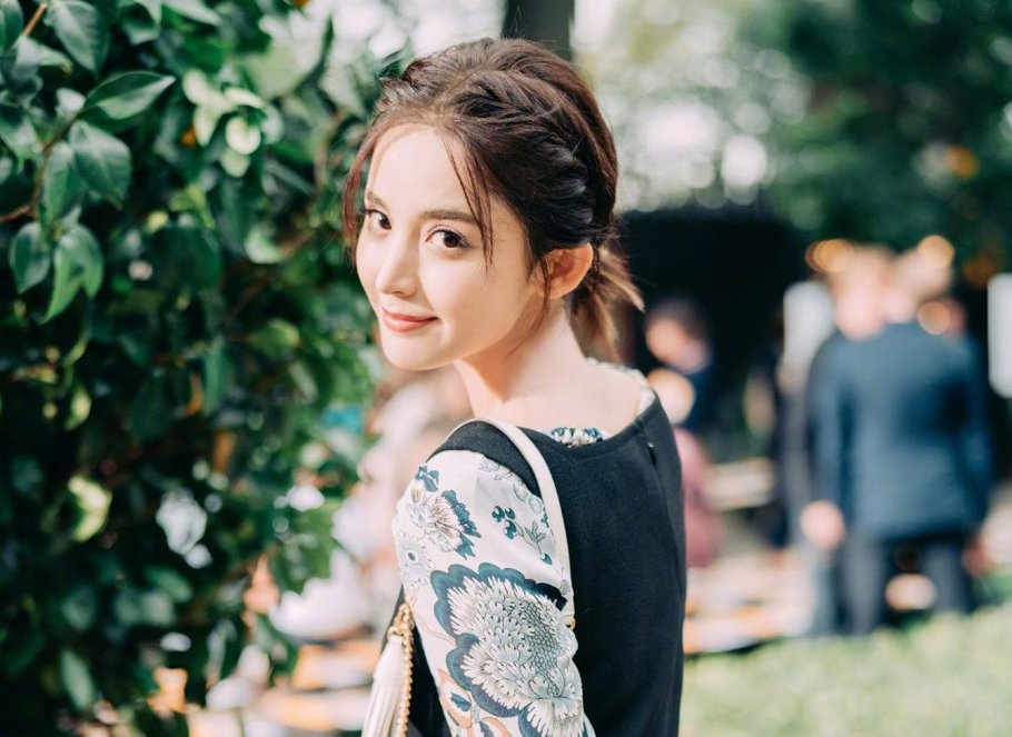 鞠婧祎和古力娜扎撞衫了!同穿水蓝色露肩装,气质决定成败!