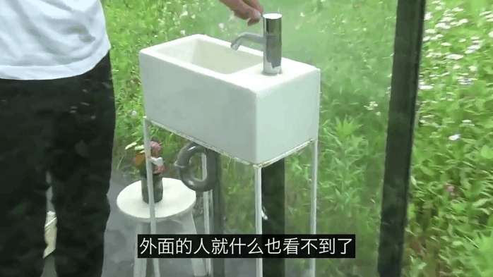 日本推出全透明女厕,这样的厕所你敢上吗?很多人慕名前往!