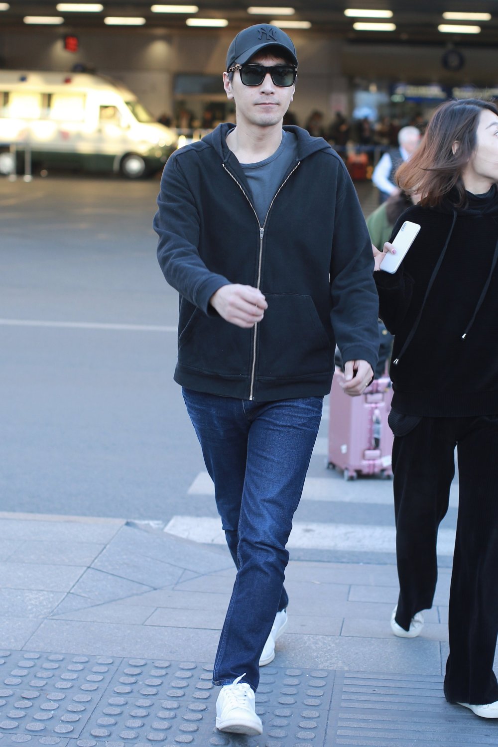 赵又廷穿休闲黑装遛机场老干部范 荷尔蒙爆棚