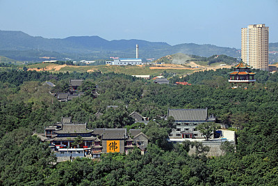 俯瞰吉林市北山风景区的风光