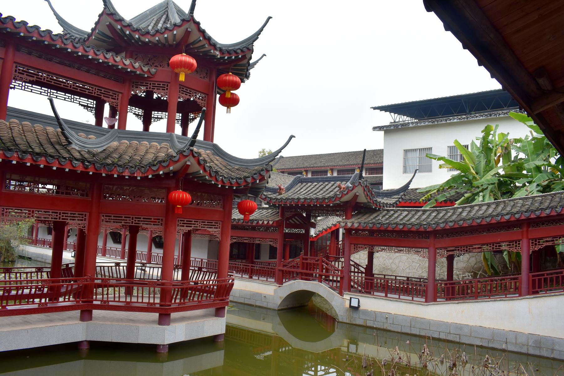 整个山庄建筑风格中西结合,融中国宫廷式,江南园林和欧式风格为一体