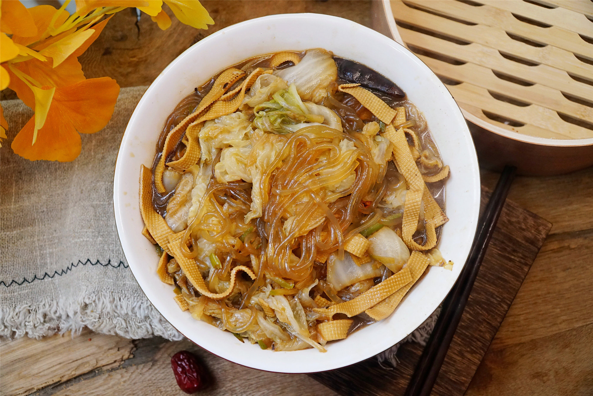 天太冷,在家煮了一锅"大烩菜",热腾腾的家常菜,不放肉也很香