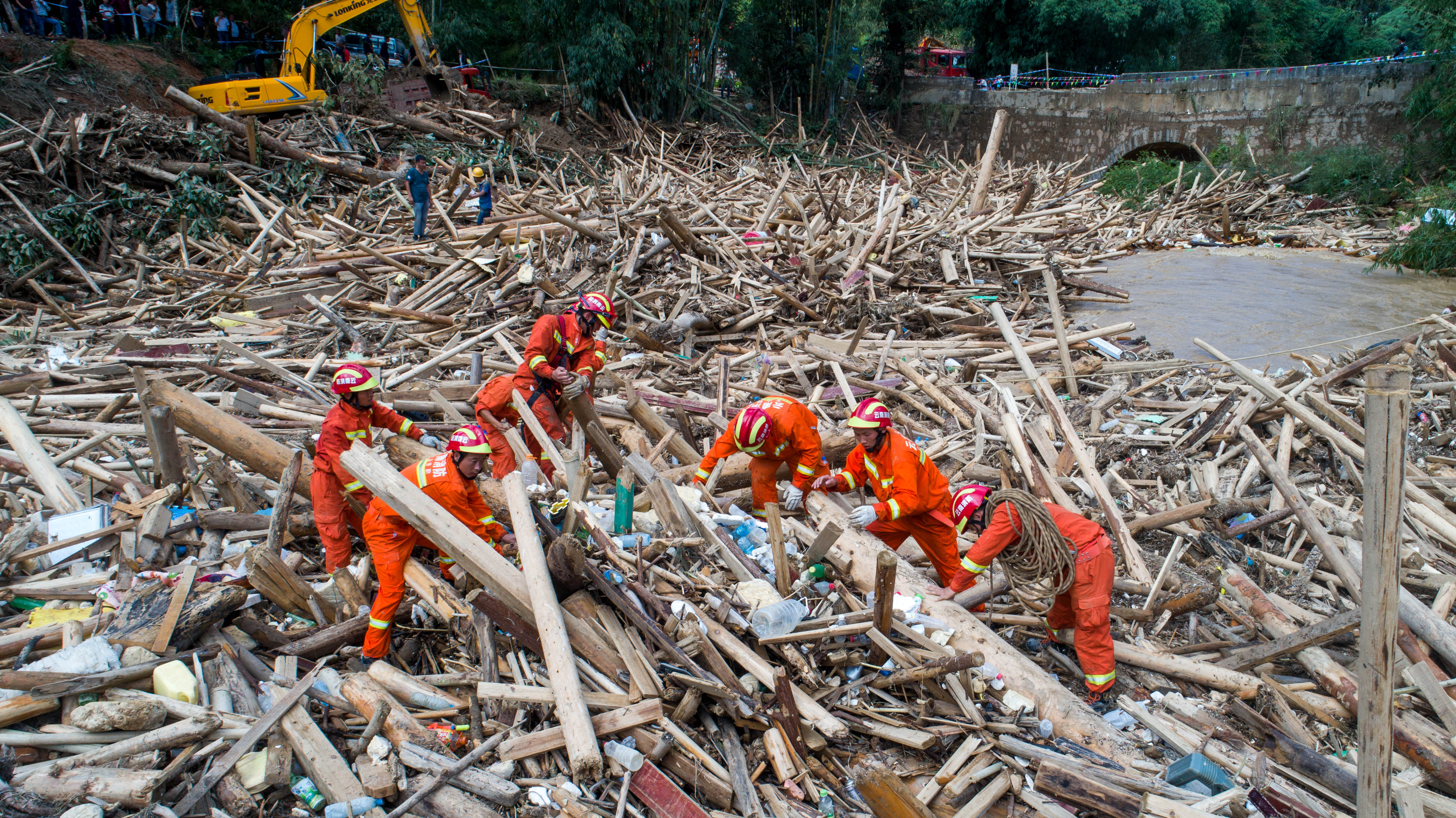 云南麻栗坡山洪泥石流灾害现场救援继续进行(2)