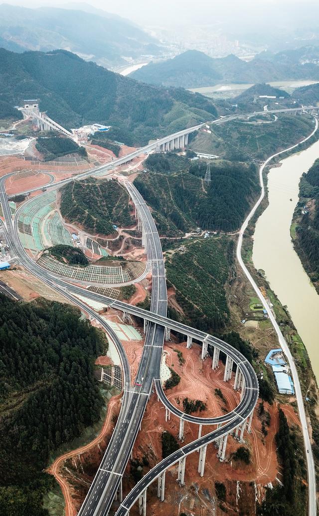 贵州荔榕高速建成通车