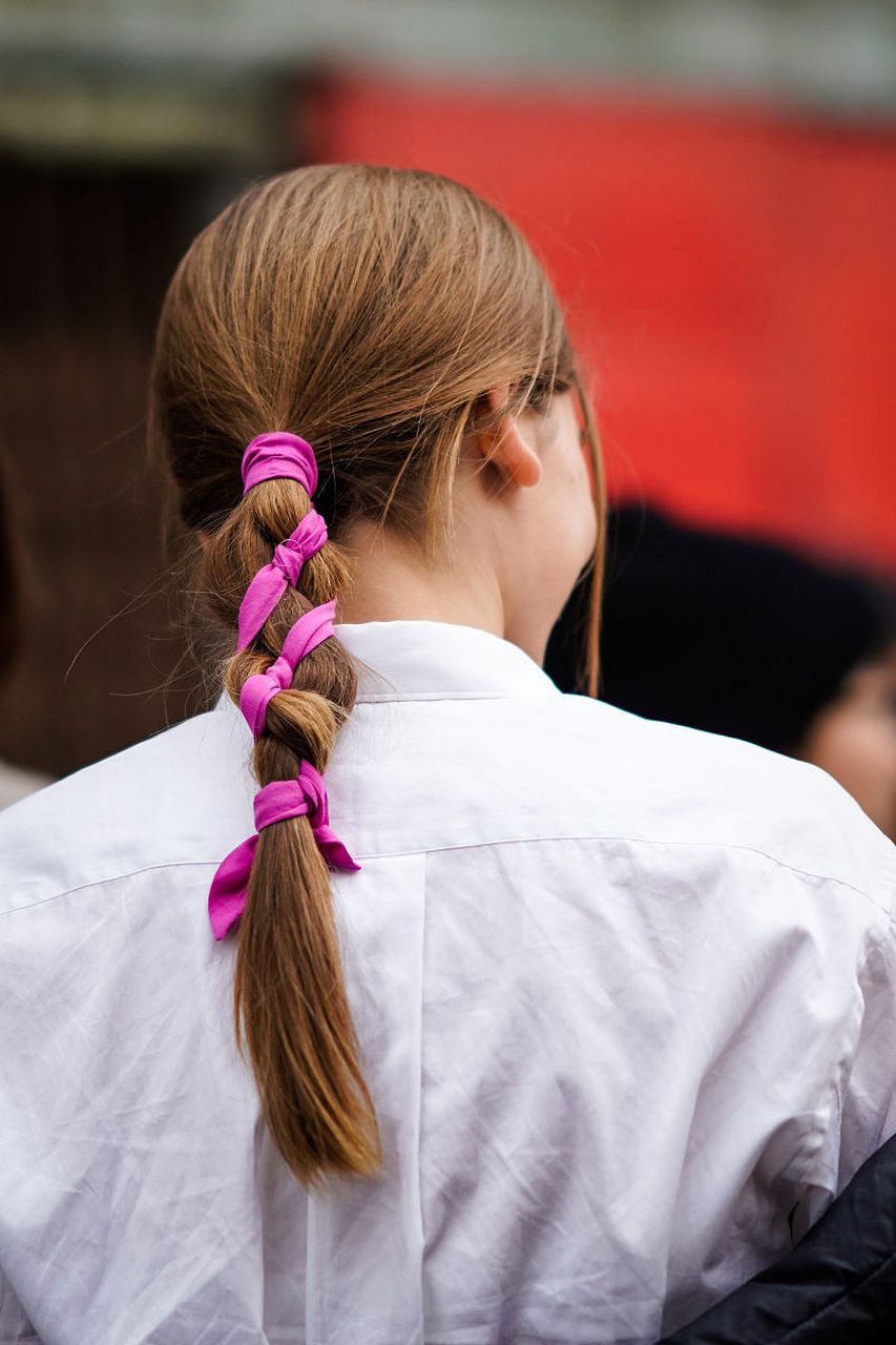 斜麻花辫是一种有趣的发型,需要技巧来编织.