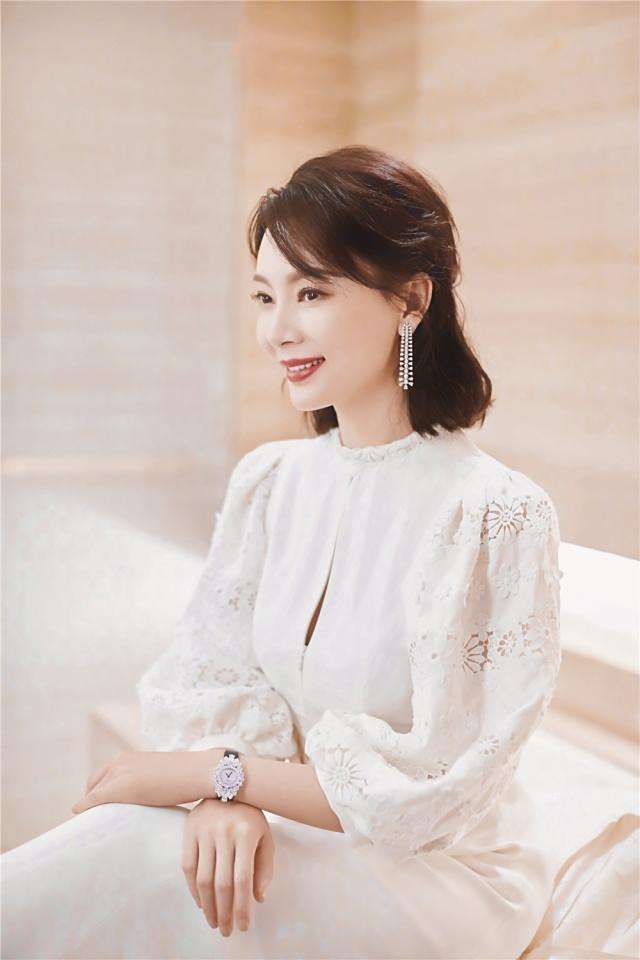 "旗袍女神"陈数穿白色镂空长裙仙气十足,不敢相信42岁了