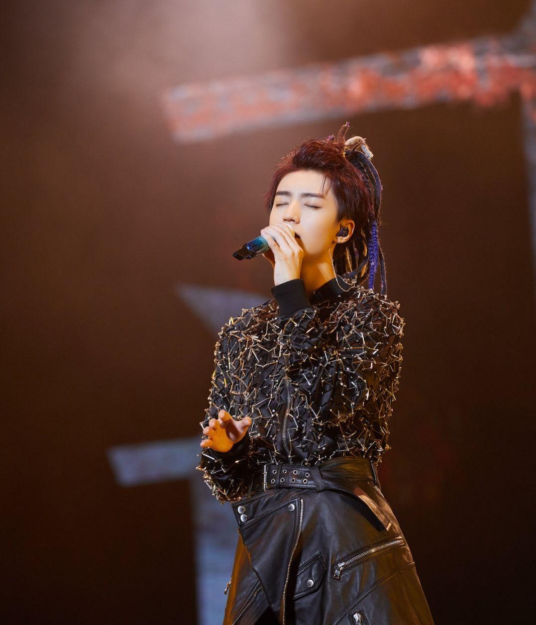 王俊凯演唱会脏辫王冠帅气出场,花篮铺满后台,人气太火旺