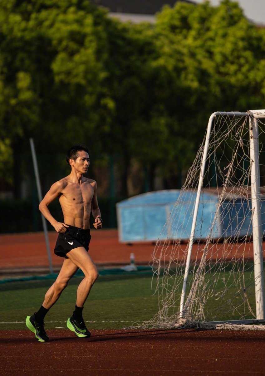 赤身裸跑!韩寒操场上演"飞驰人生" 棱角分明的肌肉相当吸睛