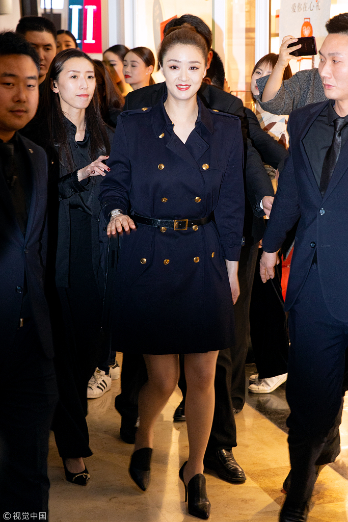 蒋欣扎出席某品牌活动,扎高马尾清爽干练