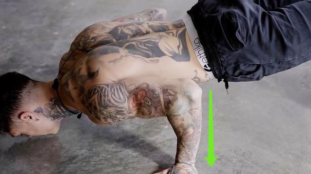 美国街头健身冠军纹身哥:如何用俯卧撑练胸肌上沿?