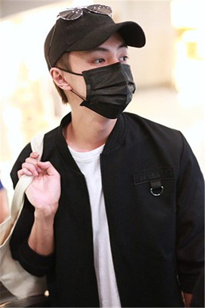 "花美男"官鸿素颜口罩遮面显 单手拎背包模样不羁大眼睛撩人