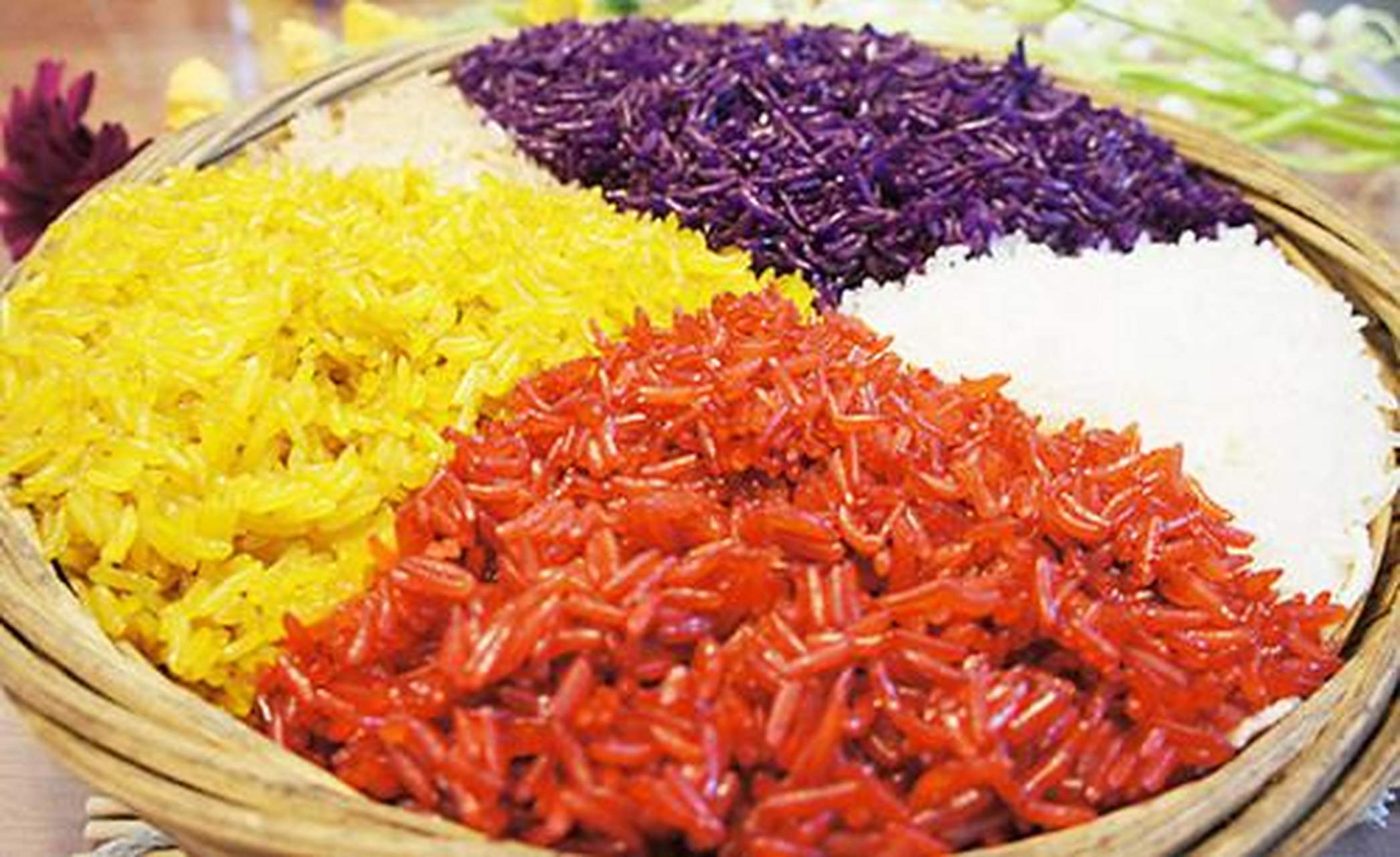 如今苗家五色饭已改为三色饭,有红,黄,黑三色,分别取色于新鲜植物红葵