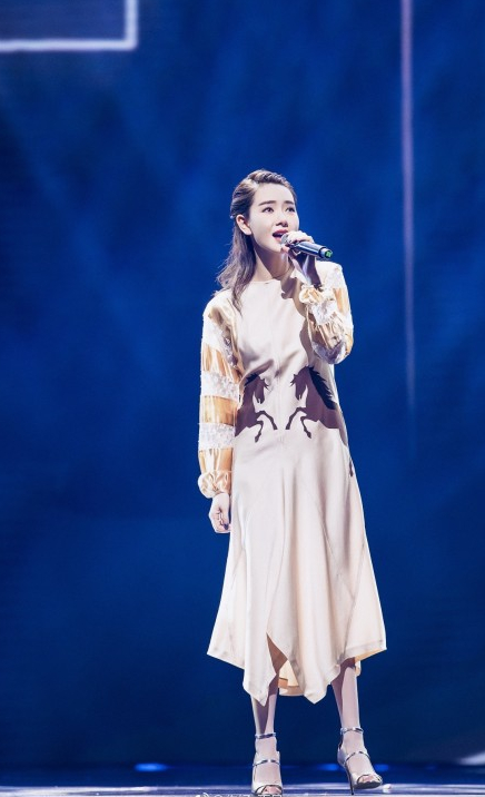 戚薇国剧盛典演唱歌曲《送你一匹马》,对于演唱她是在在行的,毕竟她
