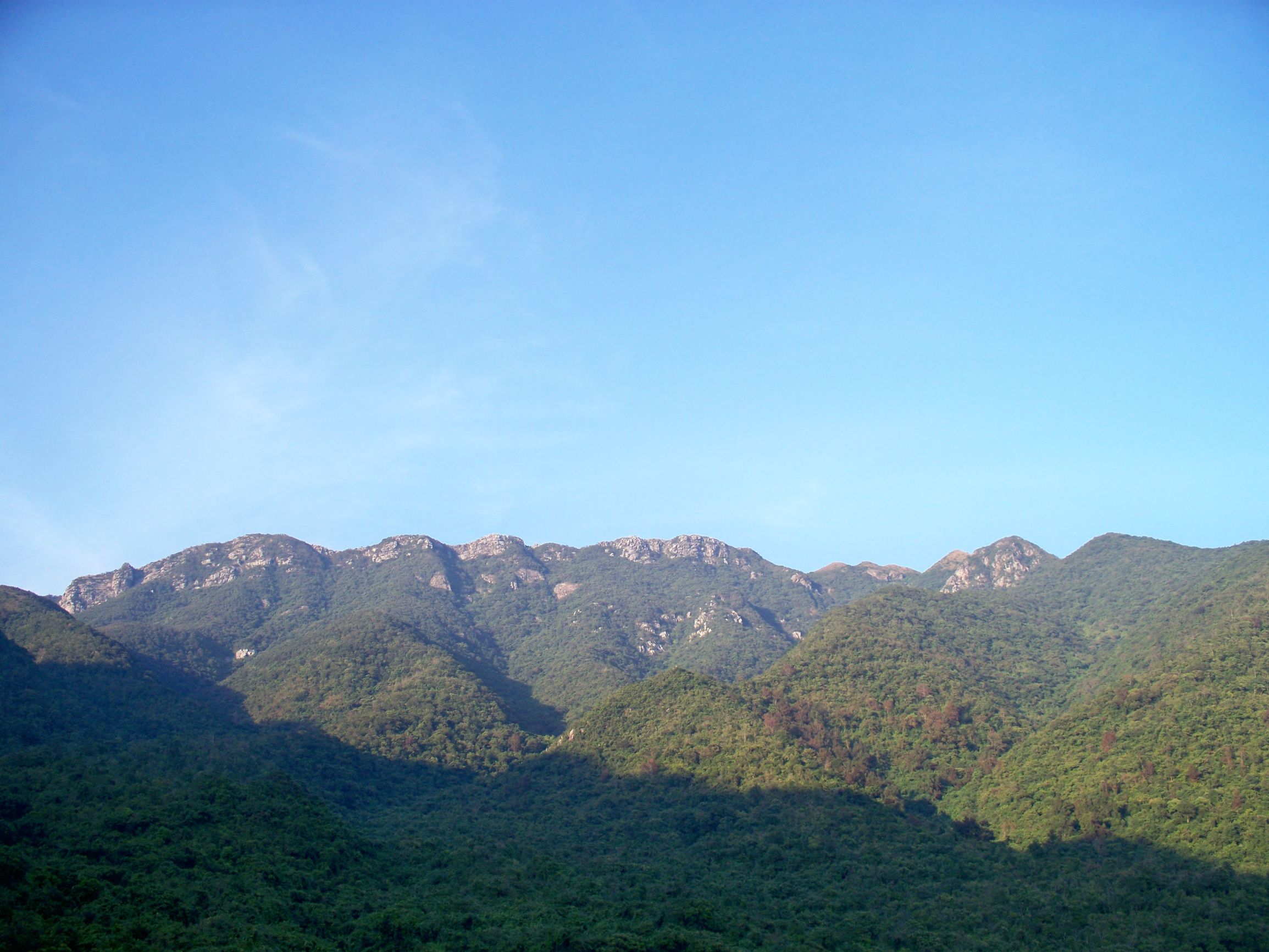 排牙山位于深圳市龙岗区大鹏镇,为大鹏半岛北岛的主要组成山脉,海拔