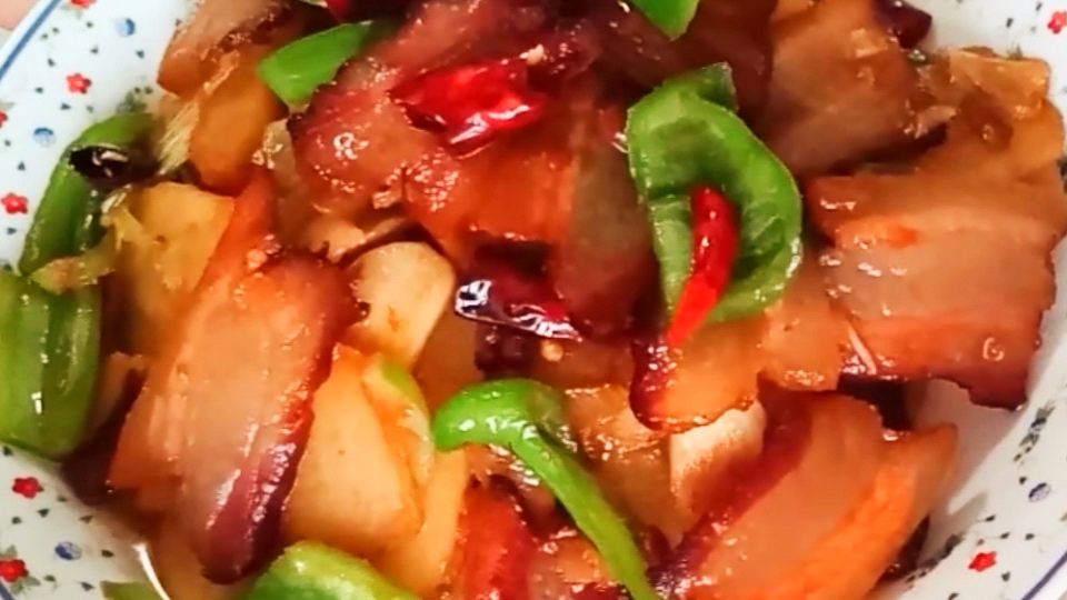 干锅腊肉炒土豆片儿家庭版,做法简单,香辣可口,肥而不腻!