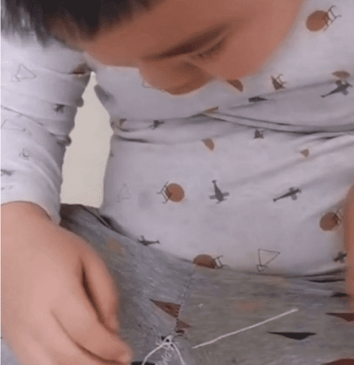 "最抠门宝宝"缝补裤子走红,网友:缝缝补补又三年?我自愧不如