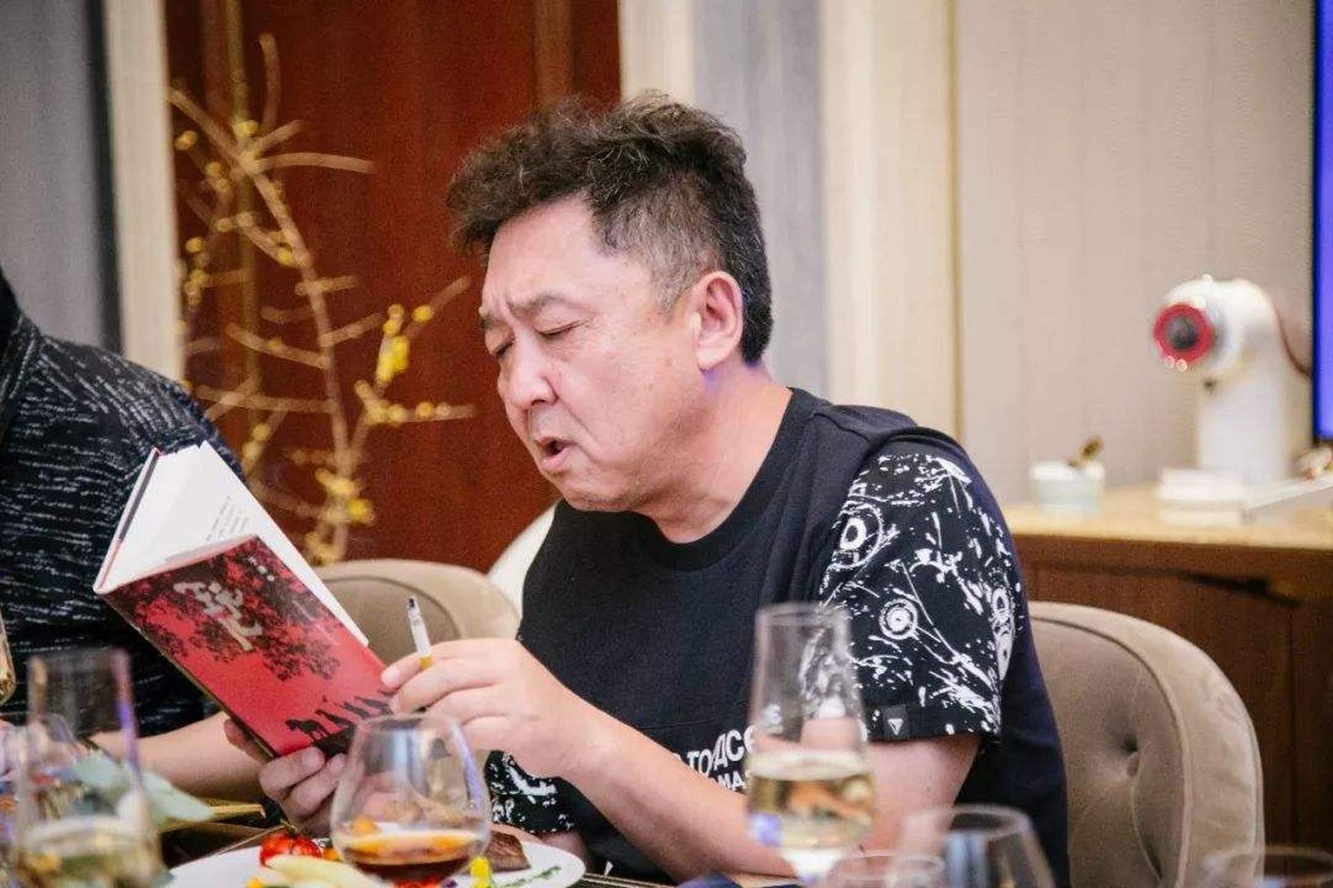 夜嗨泉城啤酒趴#于谦,谦哥的三大喜好"抽烟,喝酒,烫头" ,一旦喝上了