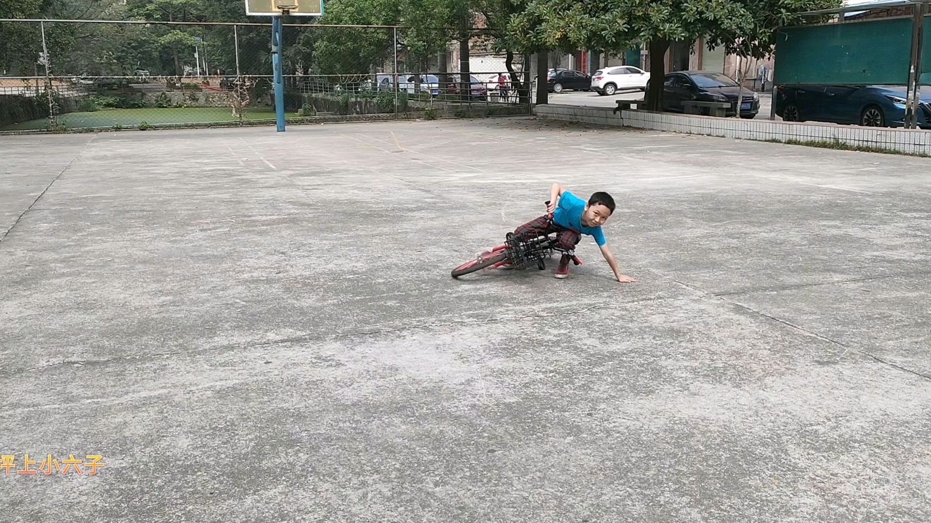 小朋友第一次学骑单车,摔倒再爬起来,再继续,不怕摔跤不怕疼