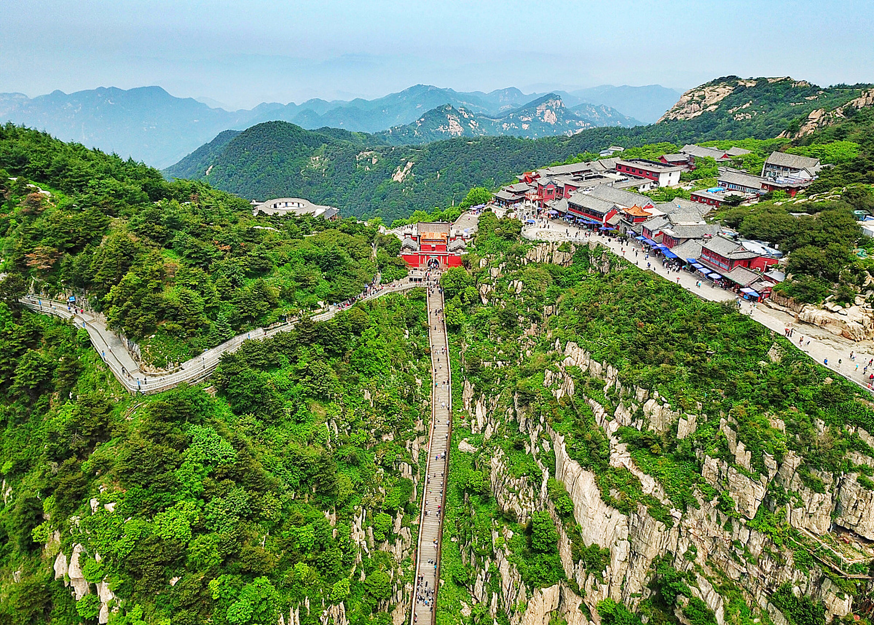 泰山  泰山位于中国东部山东省泰安市,是中国五岳之一,有"五岳之首"的