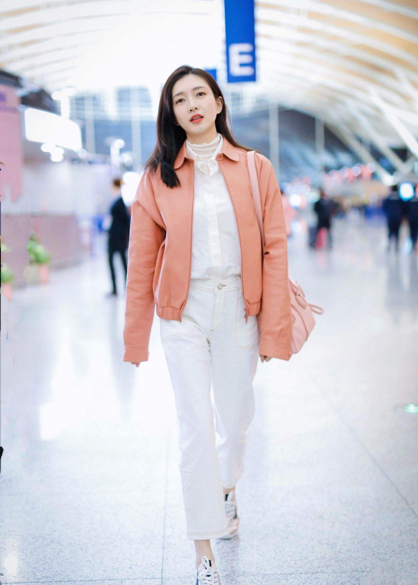 明星街拍:江疏影穿搭任性,都是因为大长腿!