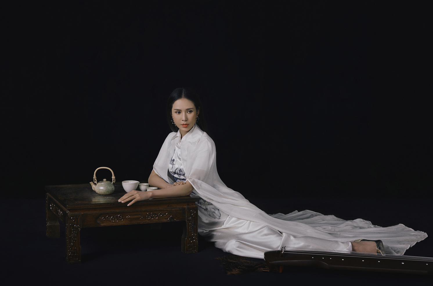 李若彤拍中国风大片,穿旗袍典雅又高级,再现"小龙女"风范!