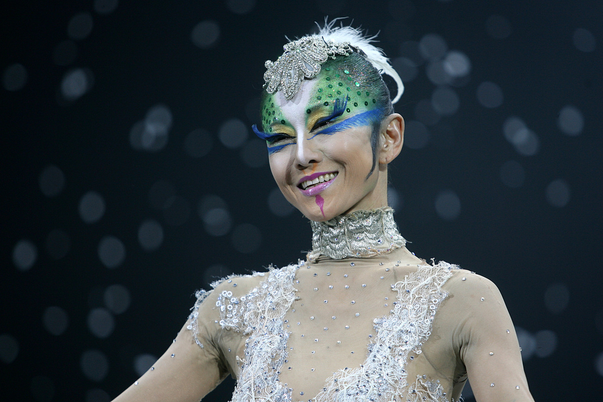 最近,有网友曝光了一组杨丽萍最新编排的舞剧《孔雀》中的舞台照片