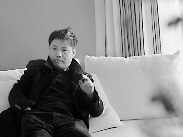 余华最经典的一段语录,仅2句话,却道出无数人独自生活的无奈!