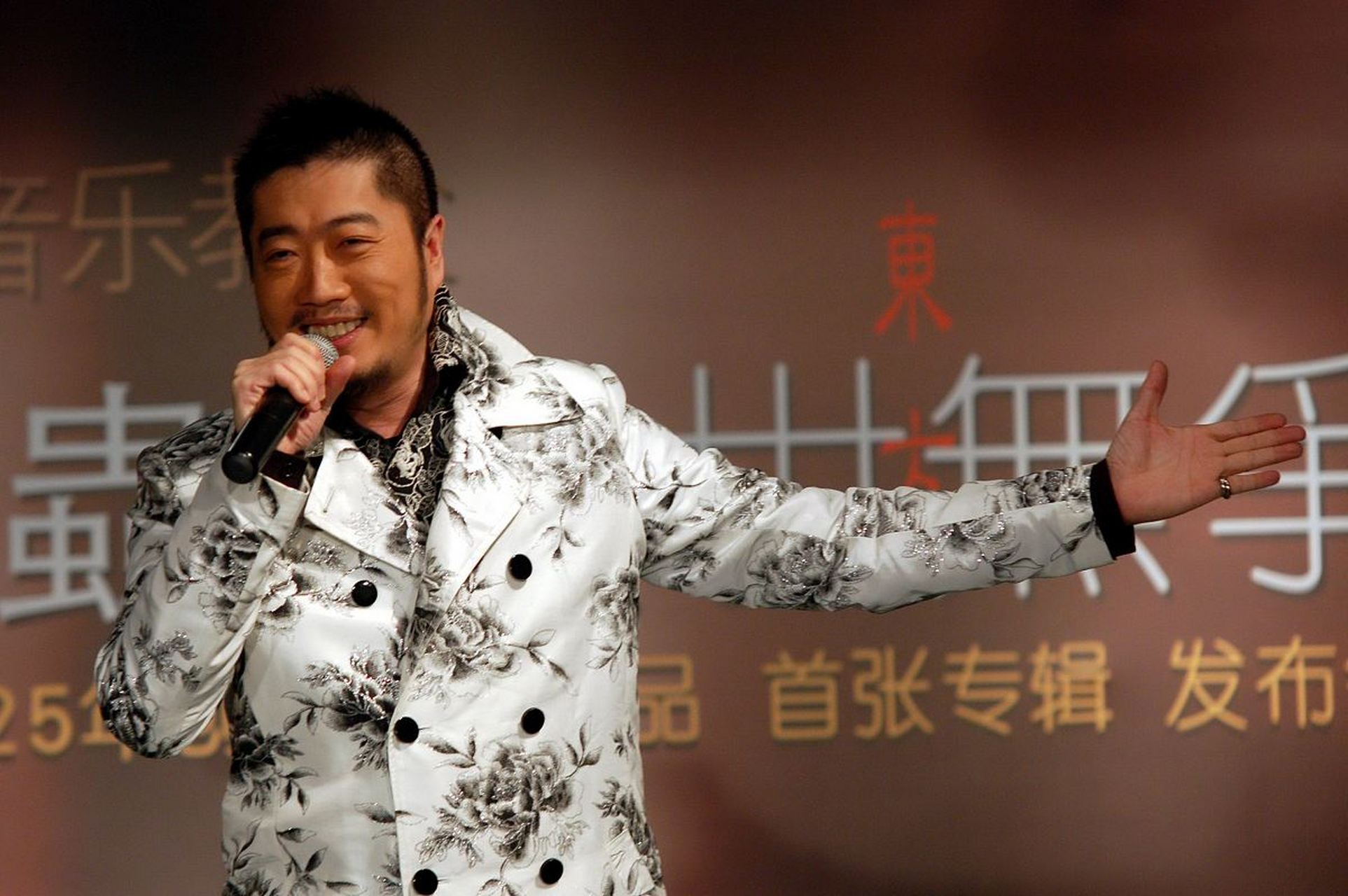 一次比赛中,女歌手唱完台下一片掌声,巫启贤却说只是练习生水平,女