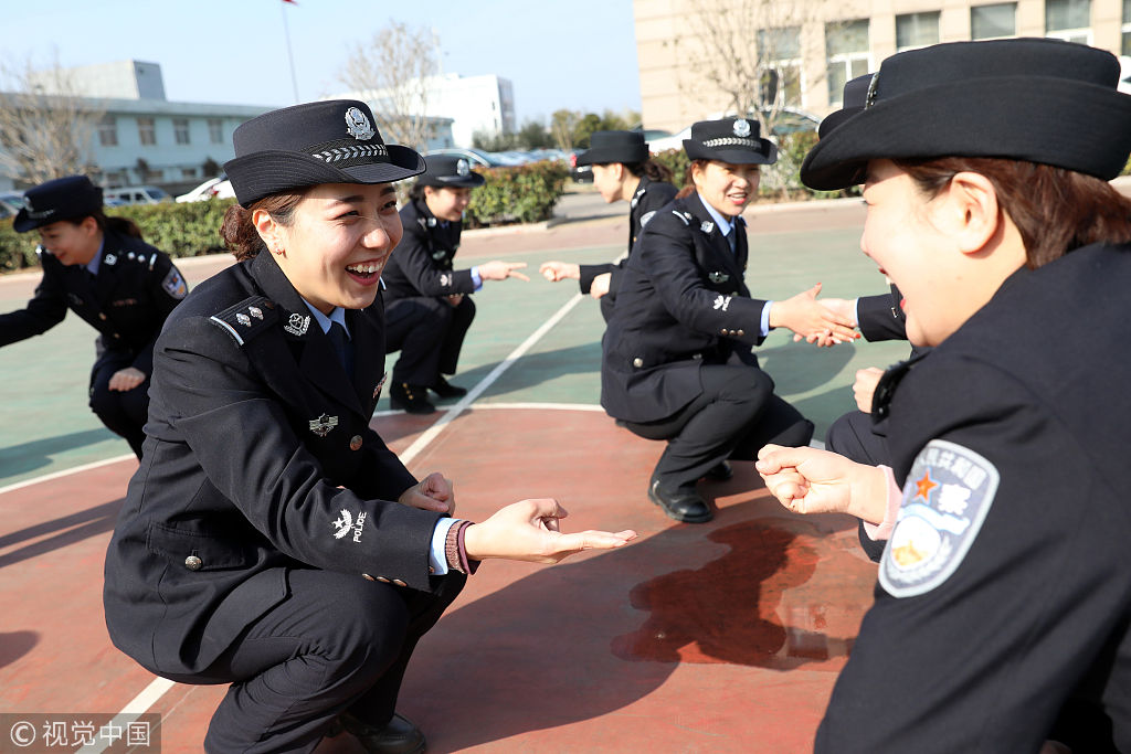 女警"心理减压"游戏迎"三八"