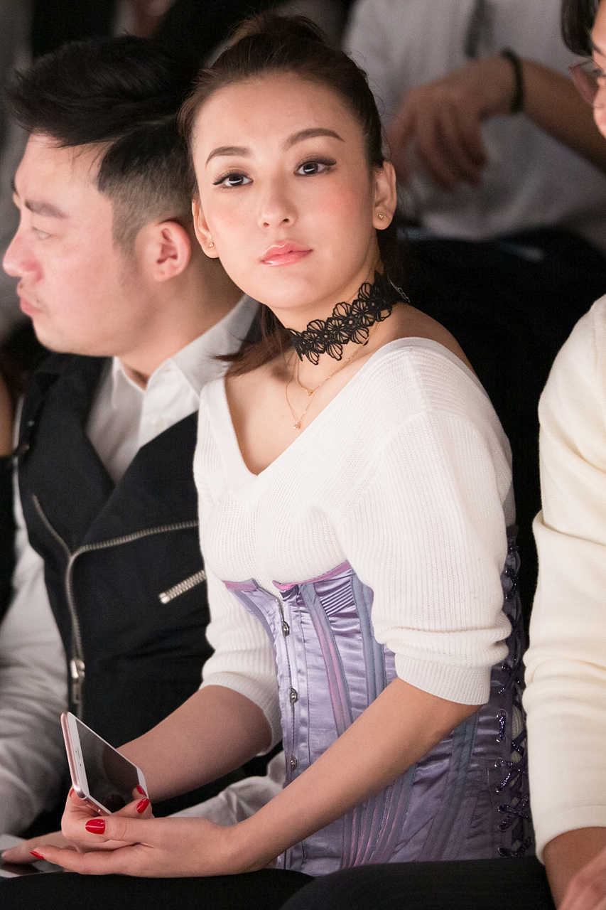 在香港偶遇郭富城老婆方媛,她的颜值真的惊艳到我了!