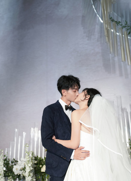 左立和董小姐结婚了,好朋友华晨宇跻身一线,他却改行游戏主播