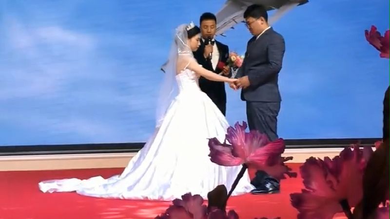 婚礼现场,司仪让两位新人把手放在各自胸前,司仪:往哪摸呢?,生活,婚嫁,好看视频