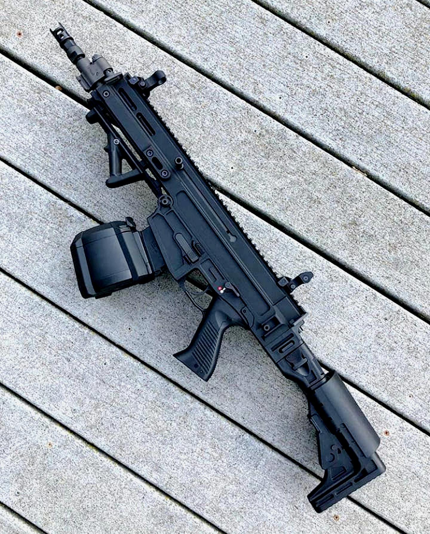 fal自动步枪:fal自动步枪由比利时枪械设计师迪厄多内·塞弗