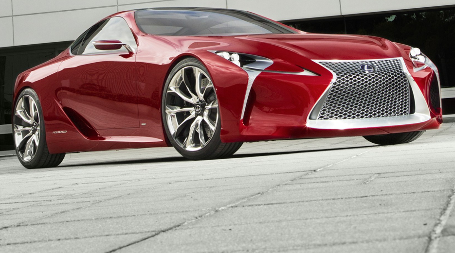 这款银灰色的跑车太精致了,看得出敞篷设计让它很是神秘.