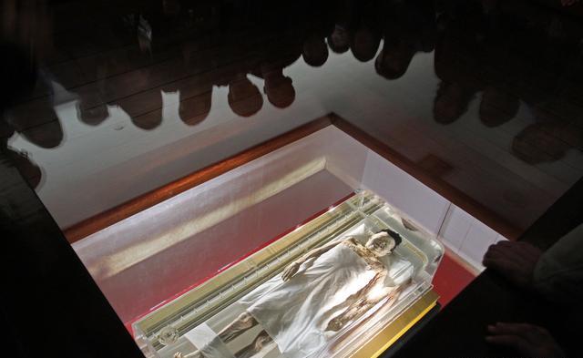 四十七年前部队挖防空洞意外发现千年"睡美人",身体至今未腐