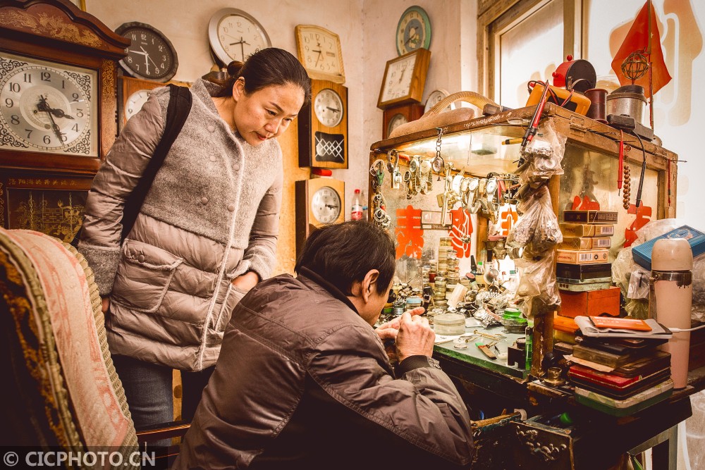 修表匠坚守38年 用时间修理"时间"