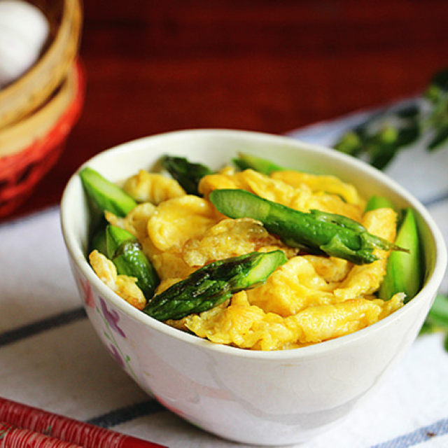 芦笋炒鸡蛋,鸡蛋松嫩,芦笋清脆,清淡香爽,很营养的快手小炒哦