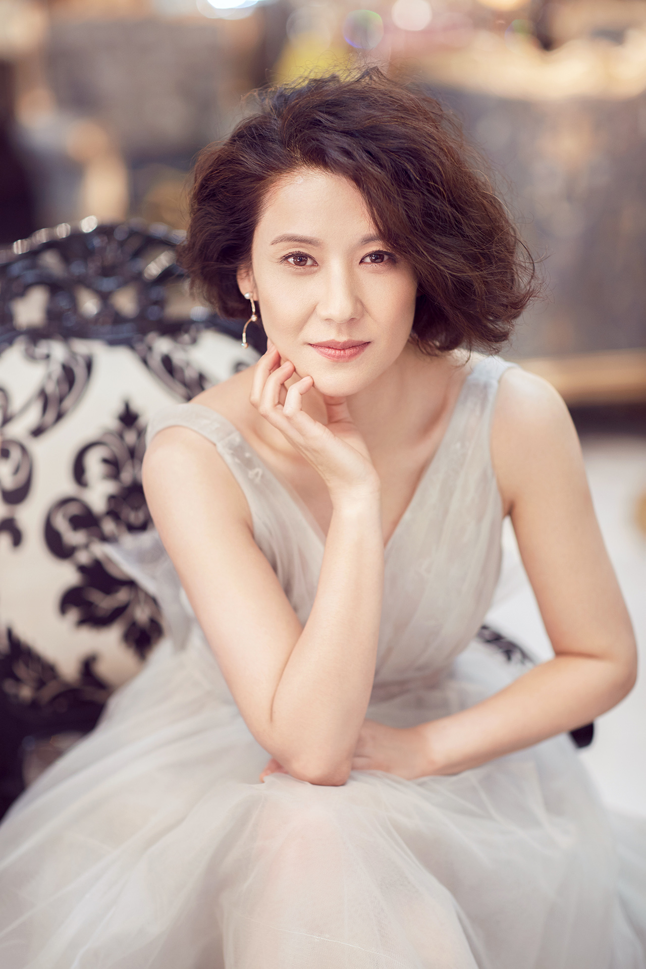 因出演《暖春》被观众熟知,演技出众,如今的她气质优雅